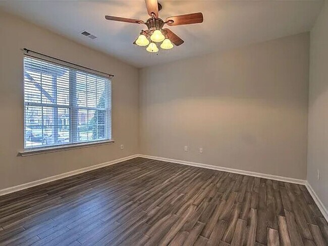 Foto del edificio - Location, Location!