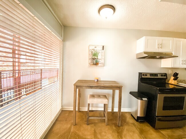 Foto del edificio - 2990 Rhodes Cir S