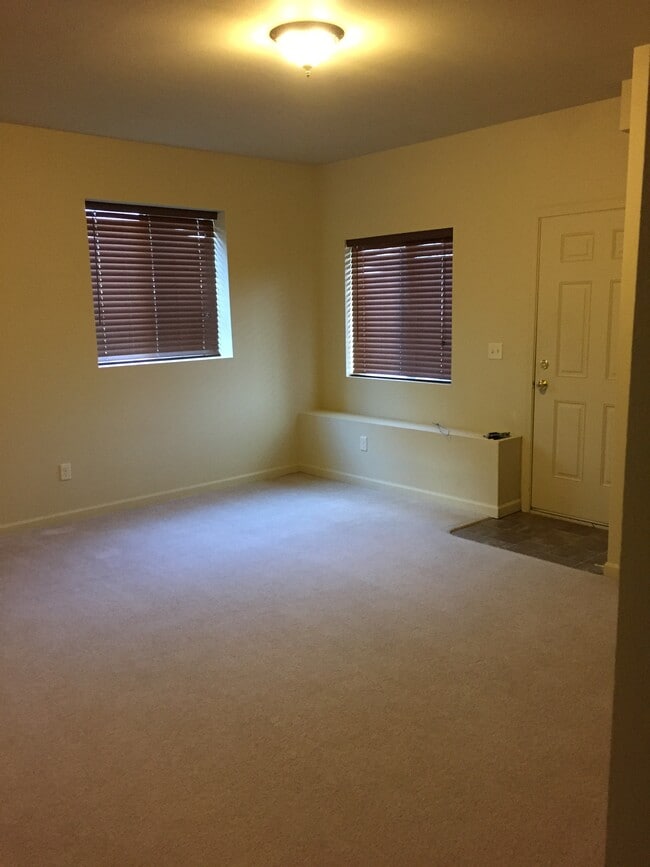 Sala de estar - 3245 Cabernet Dr