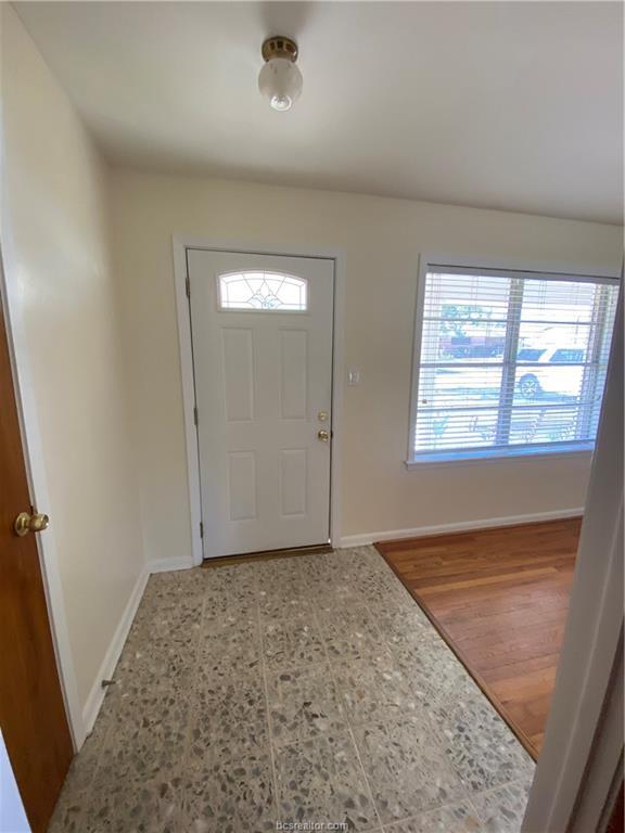 Building Photo - 2405 Wayside Dr