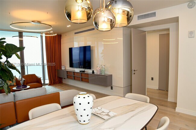 Foto del edificio - 15701 Collins Ave