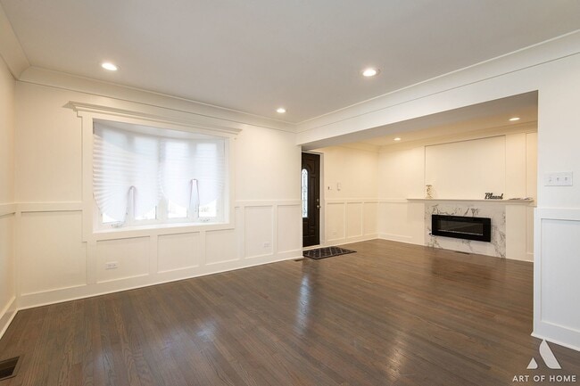 Building Photo - 4912 S Lamon Ave
