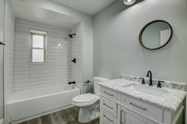 Foto del edificio - 800 N Fred Shuttlesworth Cir