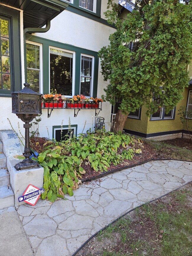 Foto del edificio - 4732 Harriet Ave