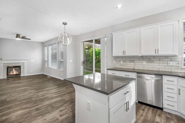 Foto del edificio - Discover Your Dream Home in Sterling Park!