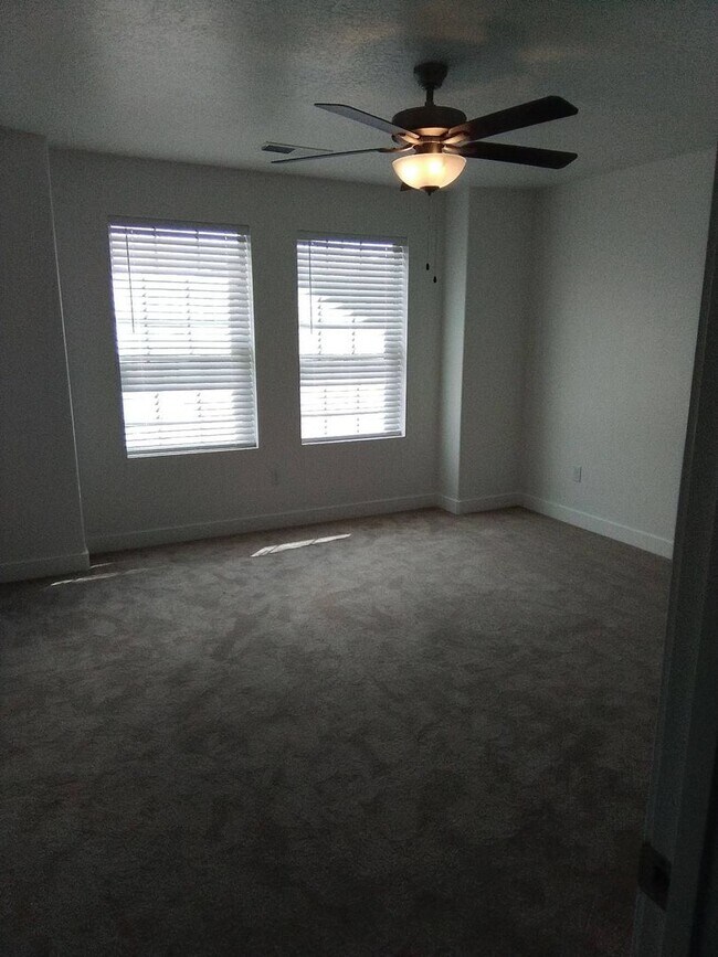 Building Photo - Brand New Townhome!