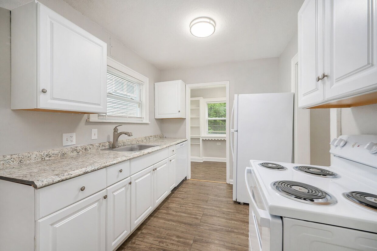 Foto principal - 2-bedroom, 1-bathroom duplex is located in...
