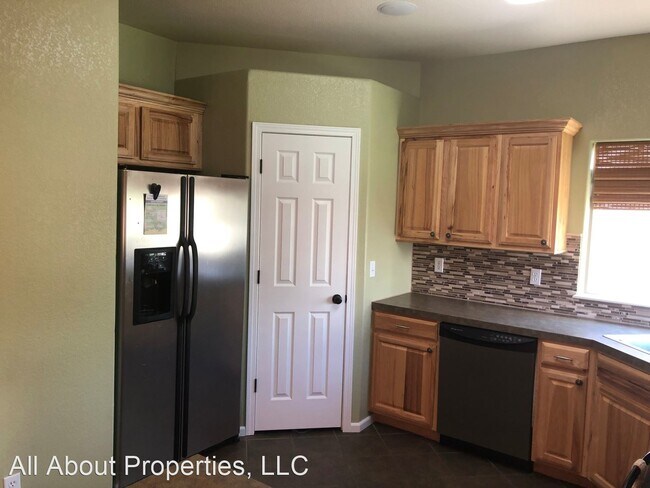 Building Photo - 3 br, 2.5 bath House - 4547 Hayler Avenue