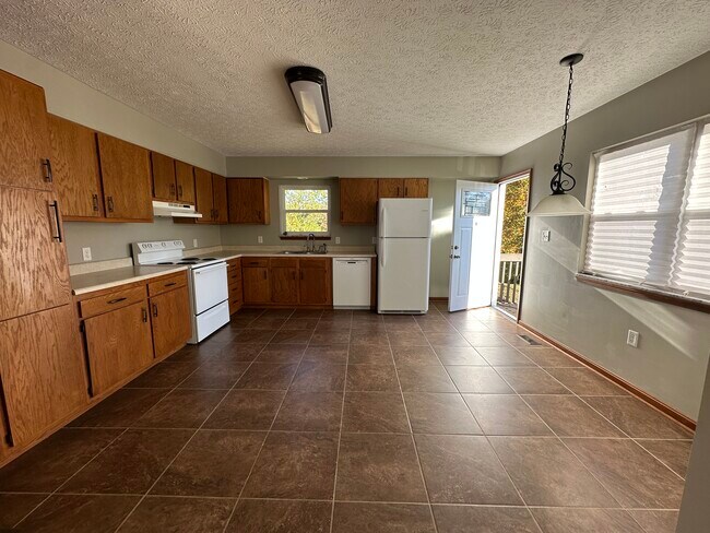 Large Eat-in Kitchen - 6057 Pineview Dr