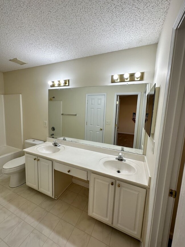 Building Photo - Cozy 2BR/2.5 Bath Townhouse in Holly Ridge