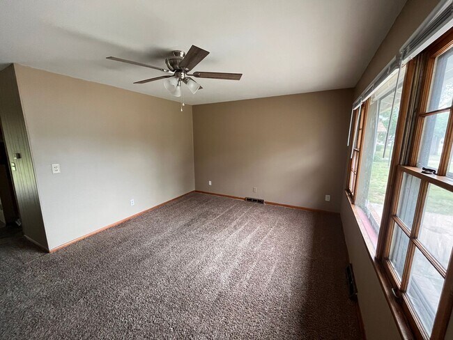 Building Photo - Beautiful 3 bedroom home