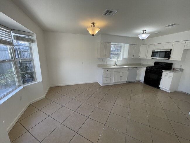 Building Photo - 3617 Charles Dr