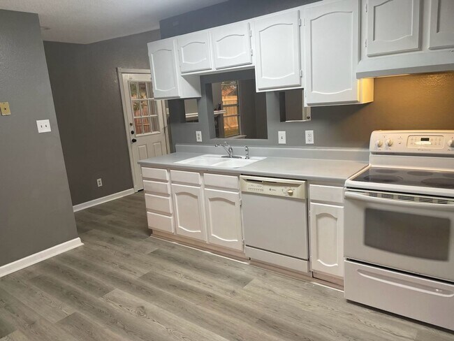 Foto del edificio - 3702 Daniels Dr