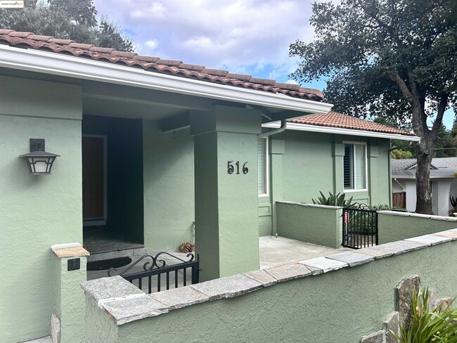 Foto del edificio - 516 Webster Dr