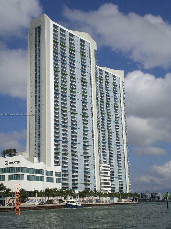 Foto del edificio - 335 S Biscayne Blvd