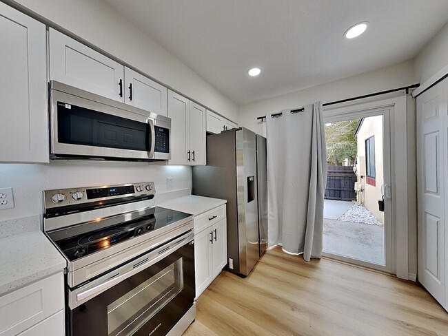 Building Photo - 739 Golden Sunshine Cir