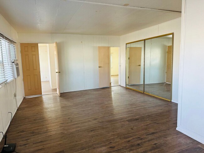 Foto del edificio - 5-Bed/2.5-Bath Rental by the Colorado River and Marina Proximity and Shopping Convenience!