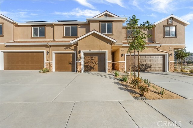 Building Photo - 902 S Hert St