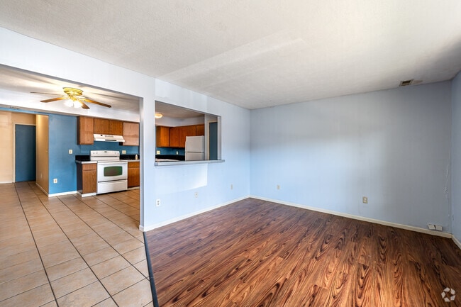Entry / Family Room / Kitchen - KSU East Townhomes - Student Housing