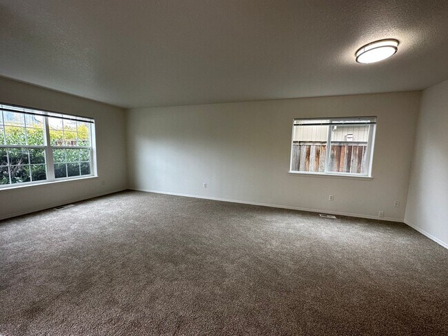 Foto del edificio - 2368 NE Dutch Lane ~ Beautifully Refreshed...