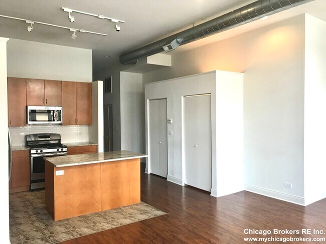 Building Photo - 1270 N Milwaukee Ave