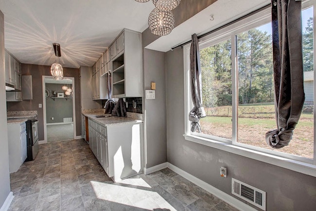 Building Photo - Beautiful Renovated Ranch Home