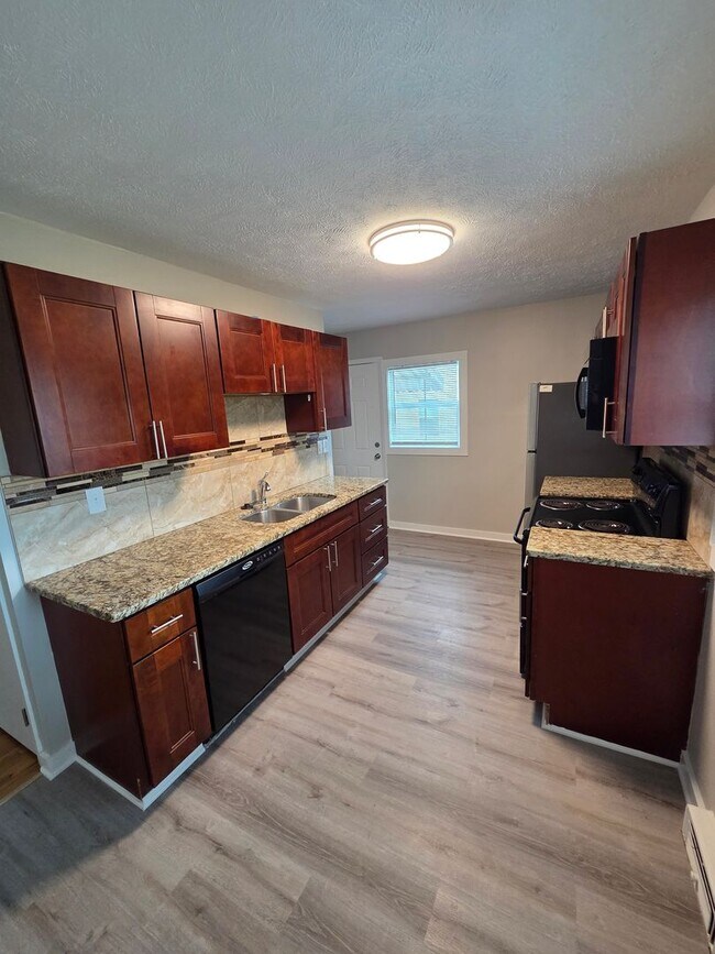 Foto del edificio - 3 bed, 2 bath, 1 car detached garage!