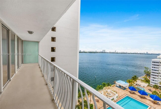 Foto del edificio - 7601 E Treasure Dr