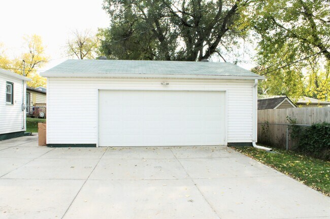 Building Photo - 6109 Buckingham Ave