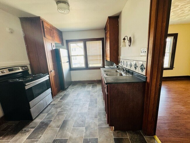 Building Photo - 55 Floral Ave