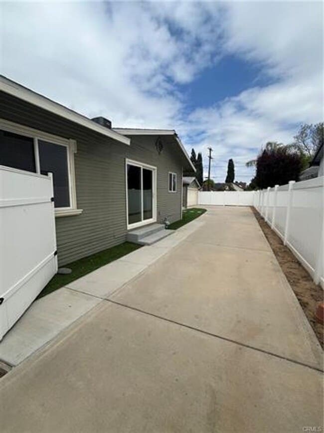 Building Photo - Charming Home