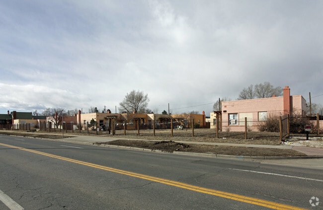 Primary Photo - 3701-3749 York St