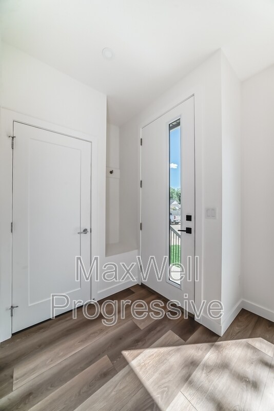 Photo du bâtiment - 7728-7105 105 Ave NW