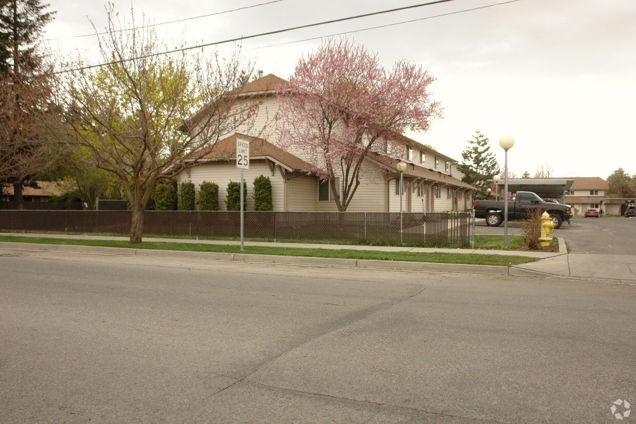 Maple Grove Apartaments - Maple Grove Apartments