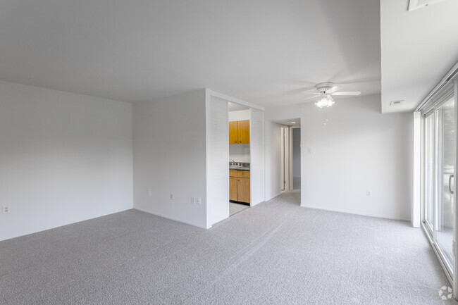 1 BR w Den, 1 BA - 740 SF - Barcroft Plaza Apartments