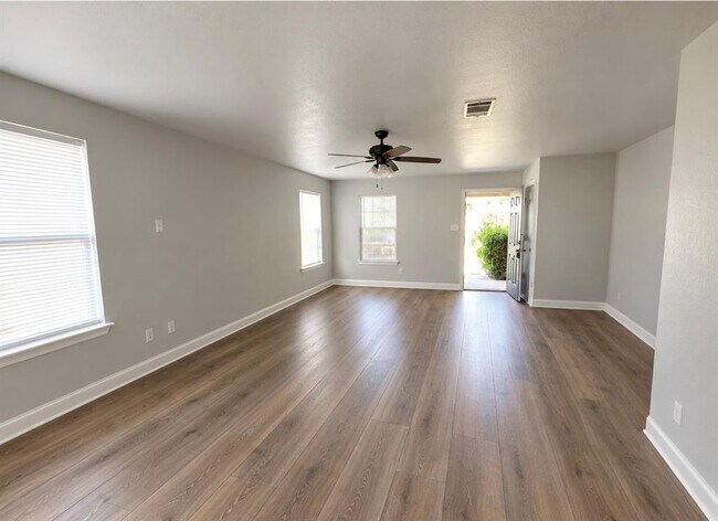 Building Photo - 128 Grant Way