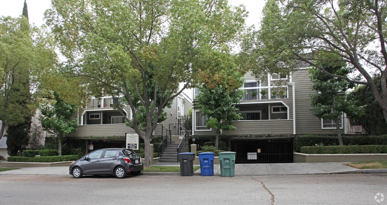Building Photo - 353 E Trujunga