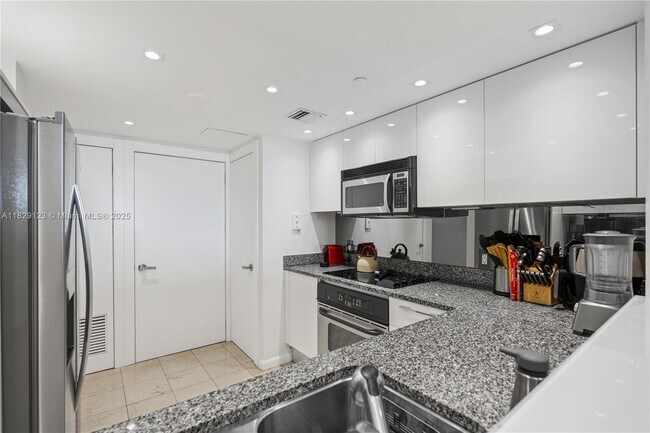 Building Photo - 2101 Brickell Ave