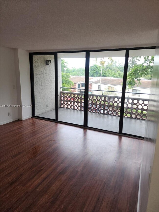 Foto del edificio - 4222 Inverrary Blvd