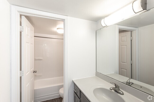 Bluemont Cuarto de baño - Arlington Apartment Homes