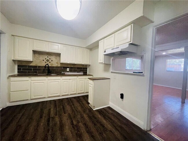 Building Photo - 1310 Devon Dr