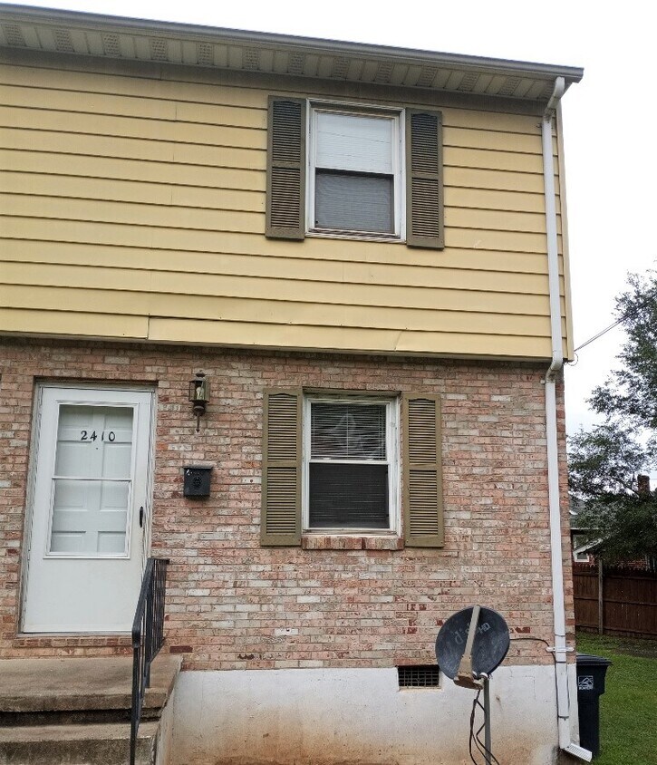 Primary Photo - 2410 Lyndhurst St NW