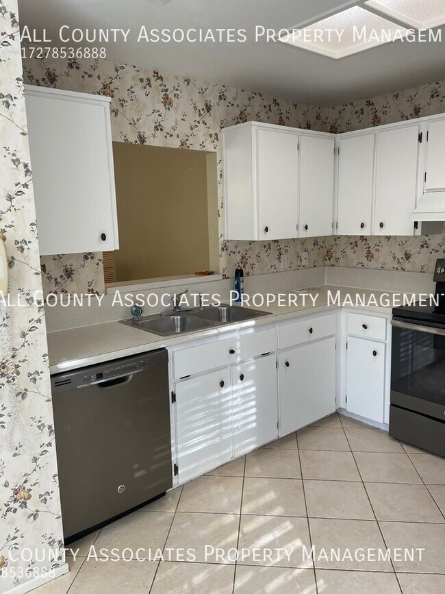 Building Photo - Quiet end unit, screened porch with pond view