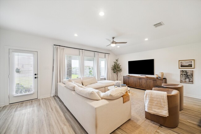 Building Photo - 919 Starcross Bnd Dr