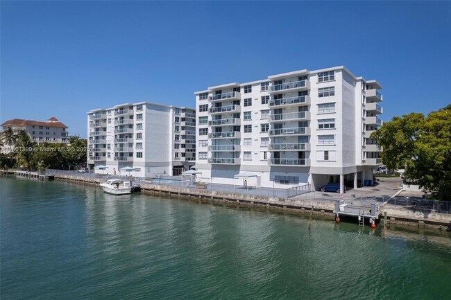 Building Photo - 10000 W Bay Harbor Dr