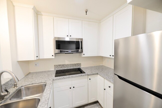 Foto del edificio - Remodeled 1 Bedroom, Ground level Unit in ...