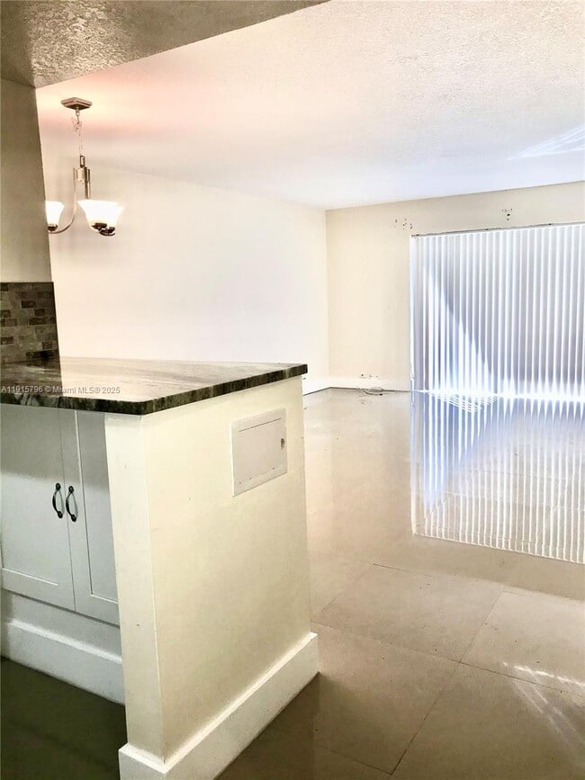 Foto del edificio - 3100 Riverside Dr