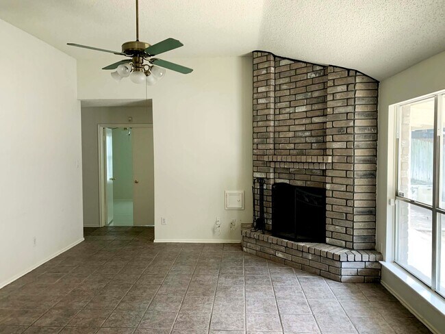 Foto del edificio - Ready for Move In! A wonderful all brick 1...