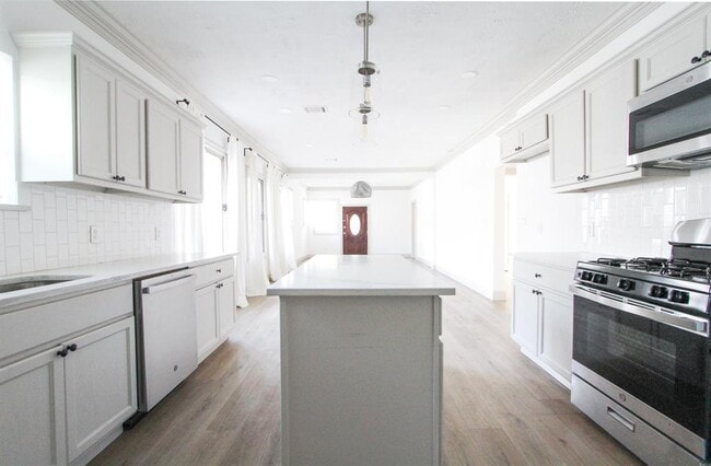 Building Photo - 808 Lenox St