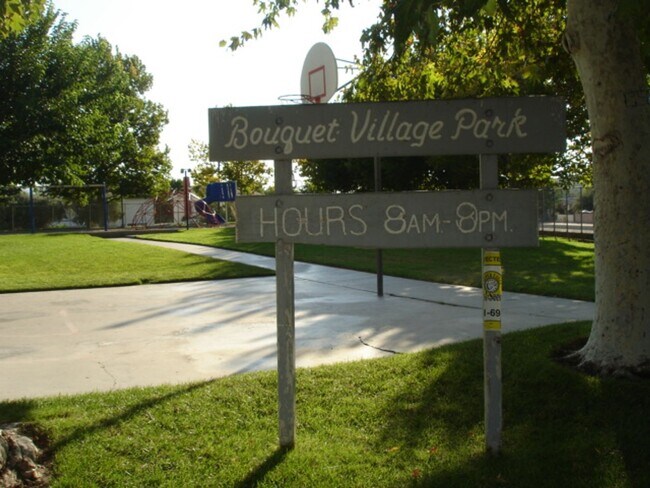 Foto del edificio - Charming 2-Bedroom Condo in Bouquet Canyon Village, Saugus!